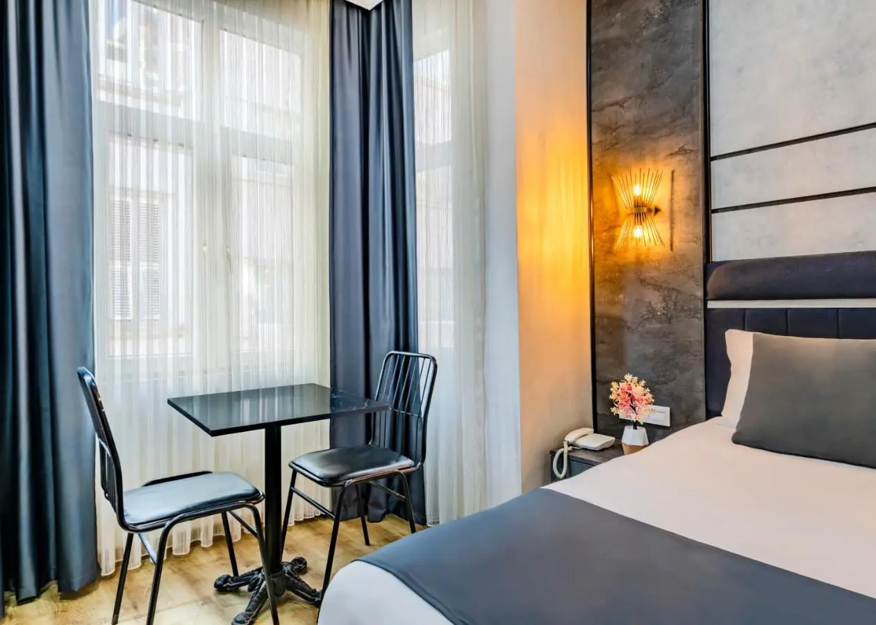 La Pazza Suites