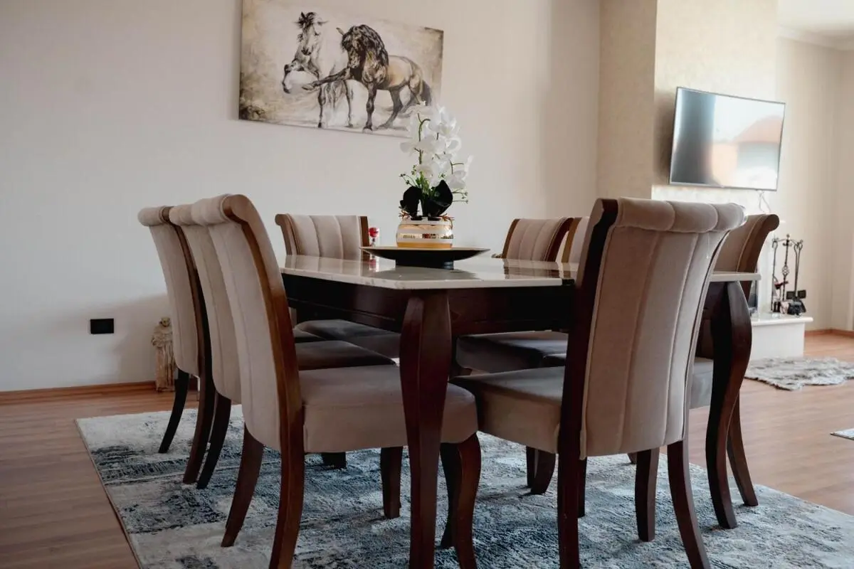 Whole Floor Apartment In Upscale Neighborhood