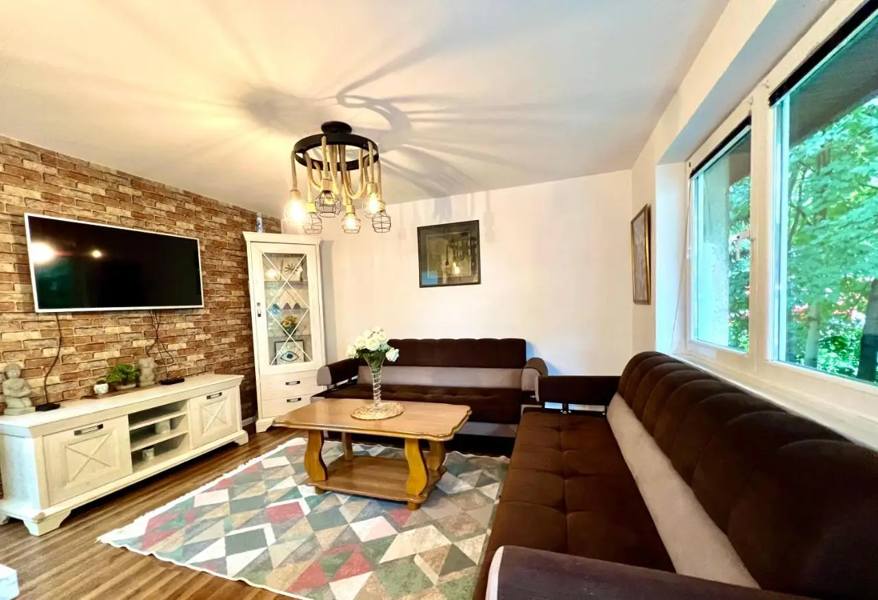 Spacious Two-Bedroom Apartment with Free Parking