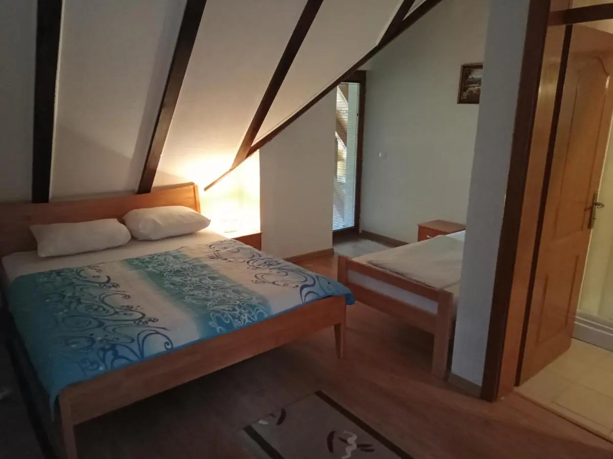 Prenoćište/Restoran Lovac