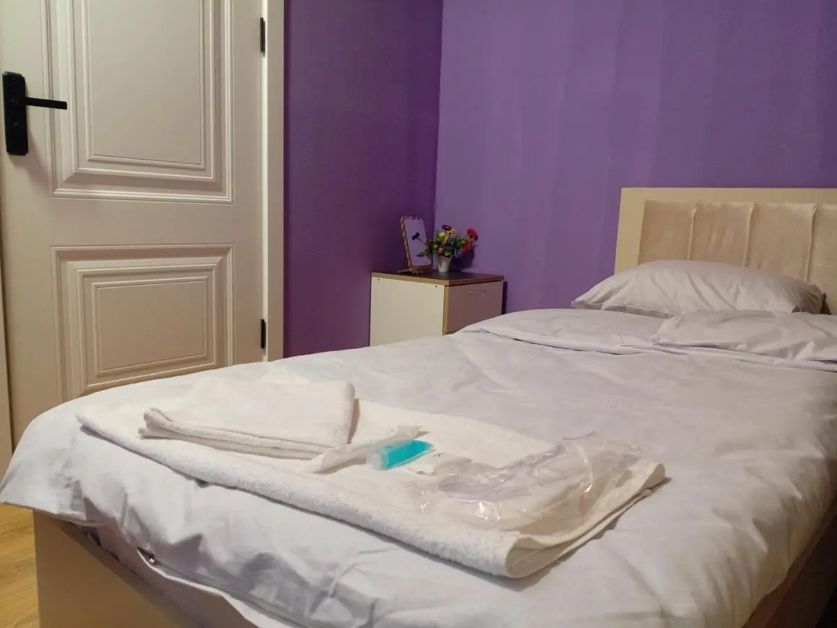 Baku Express Guest House - PRIVATE rooms with SHARED bathrooms