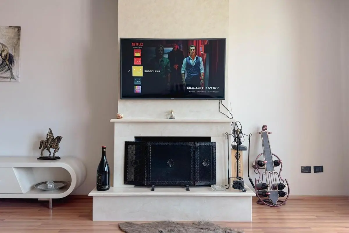 Whole Floor Apartment In Upscale Neighborhood