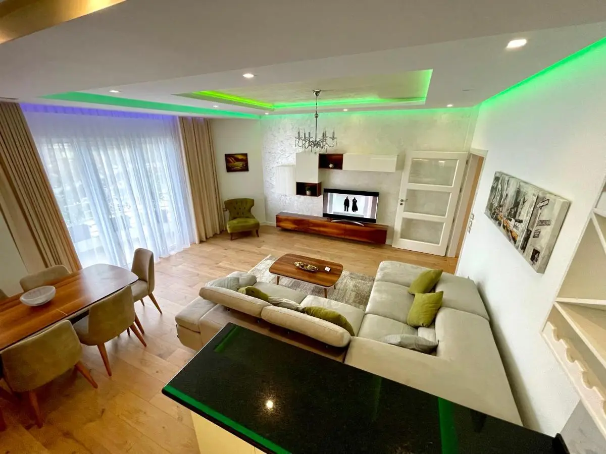 Queen’s Luxury Apartments Lake