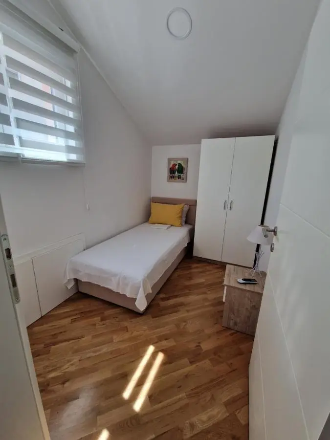 Villa Tamara with garden and river view - free private parking Bicycle & Motorcycle Garage