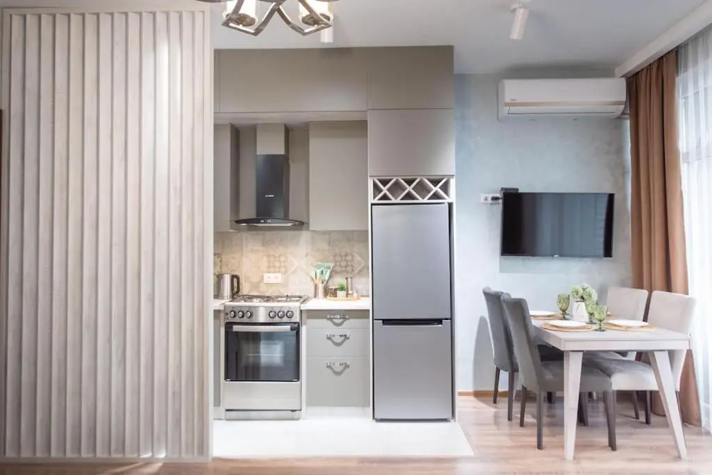 2-Bedroom Apartment with Spacious Balcony - Self Check-In - 5 Min to Metro