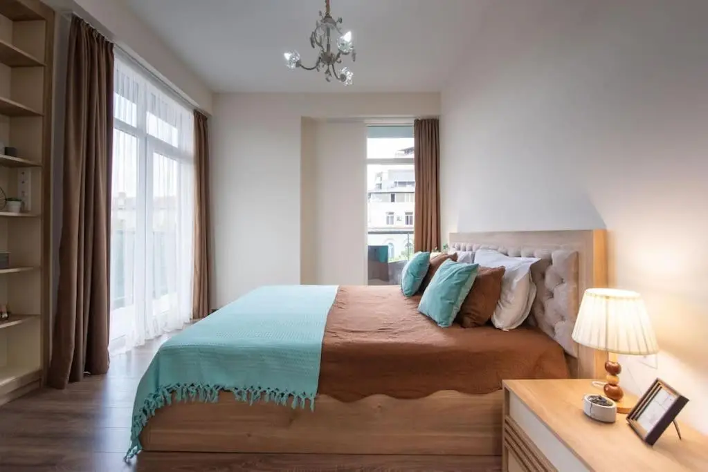 2-Bedroom Apartment with Spacious Balcony - Self Check-In - 5 Min to Metro