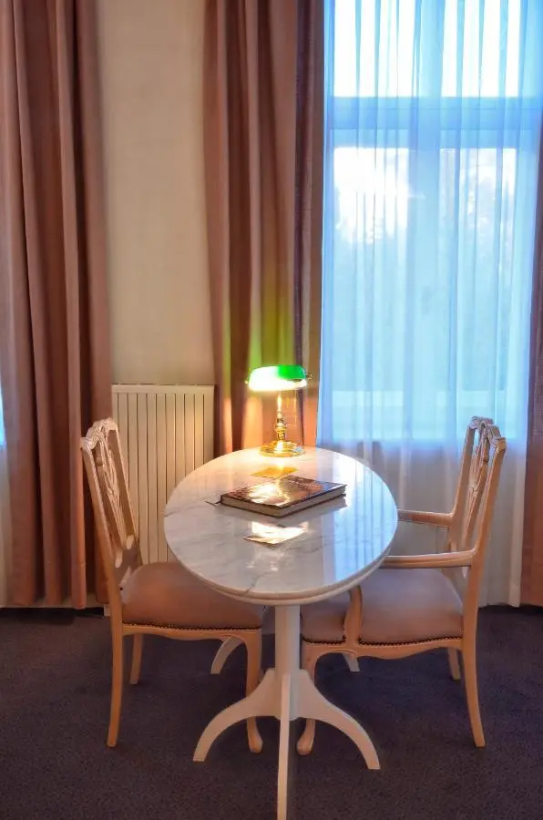 Kar's Hotel