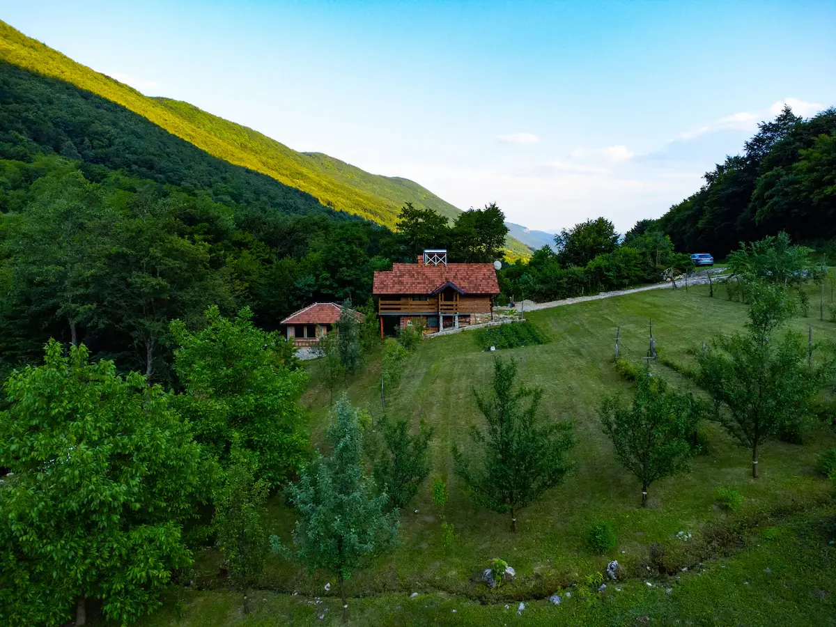 Cozy Off-Grid Cottage w/ Mountain Views By Una NP