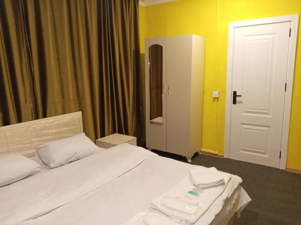 Baku Express Guest House - PRIVATE rooms with SHARED bathrooms