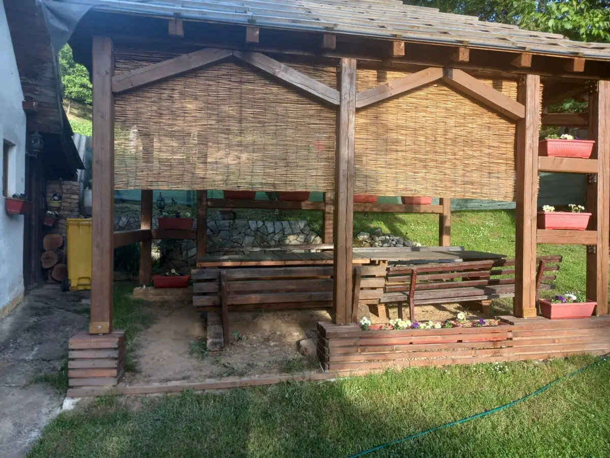 1-min to Bus /  House with Big Garden and BBQ