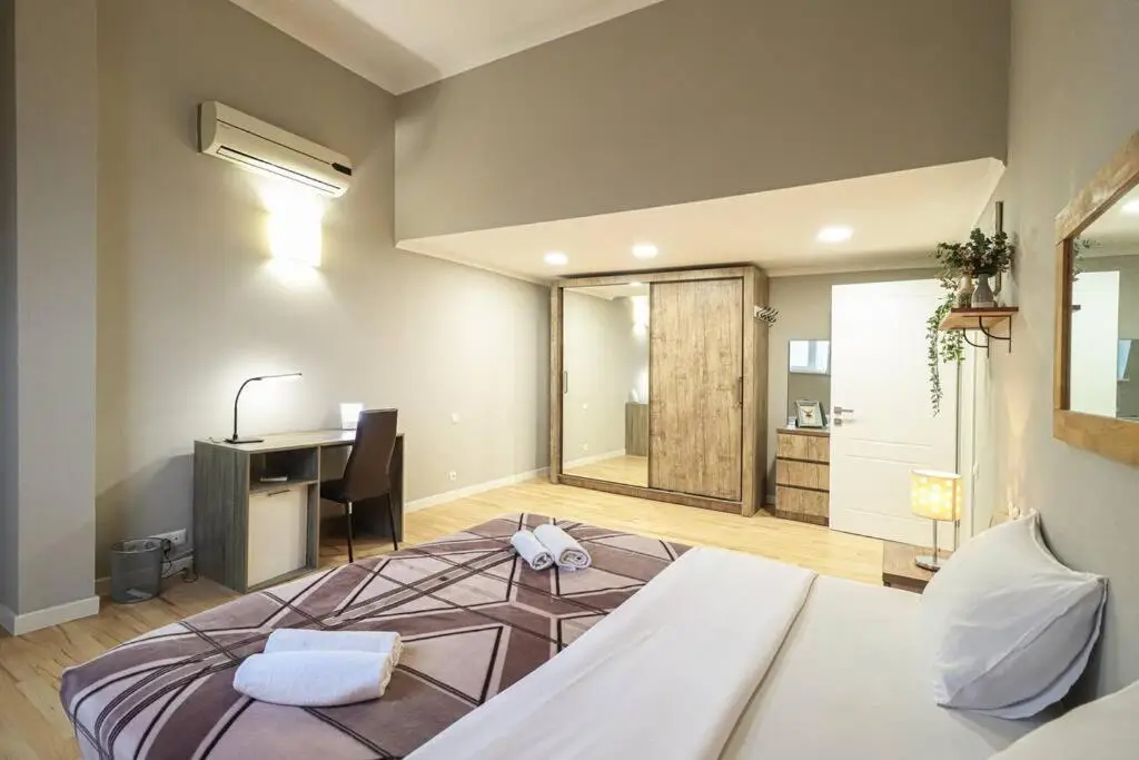 Cosy Central 2-BR Apartment-By Wehost