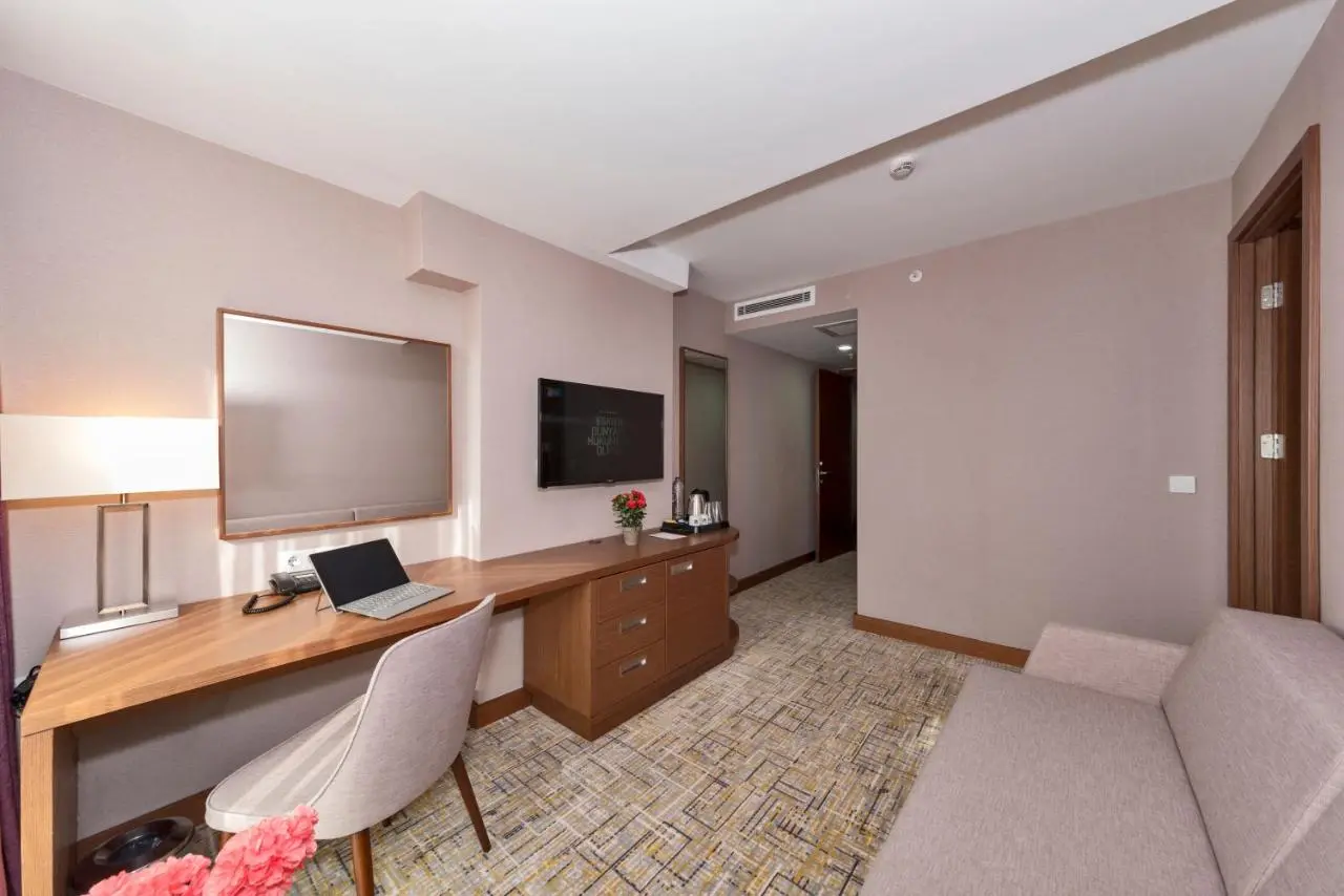Land Park Hotel