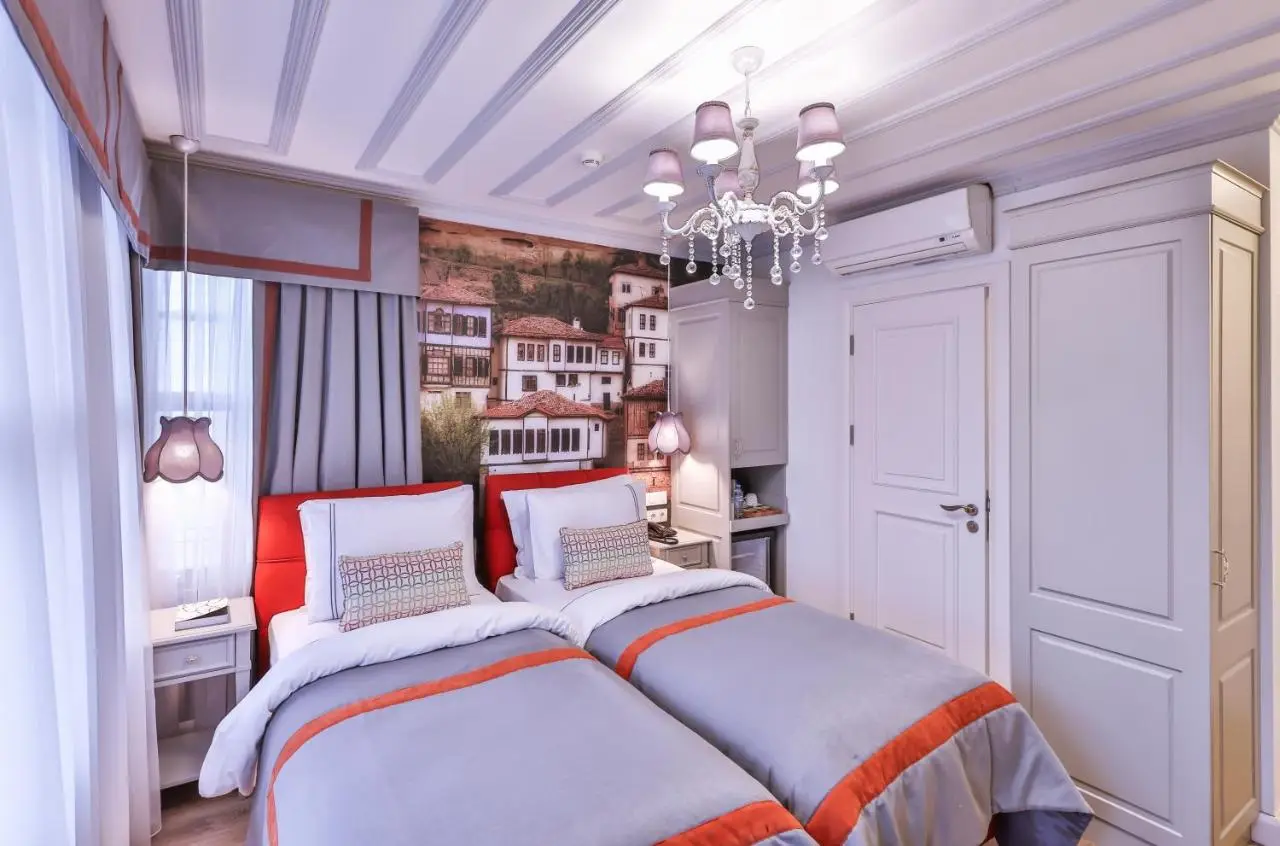9 Doors Hotel