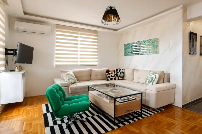 Top Floor Modern Penthouse | Free Parking