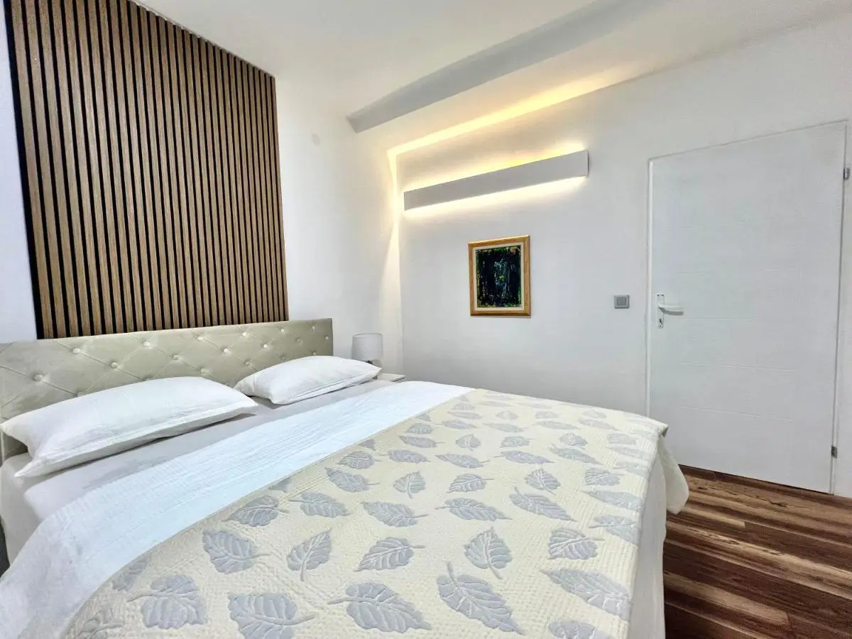 Modern Two-Bedroom Apartment with Garden & Parking