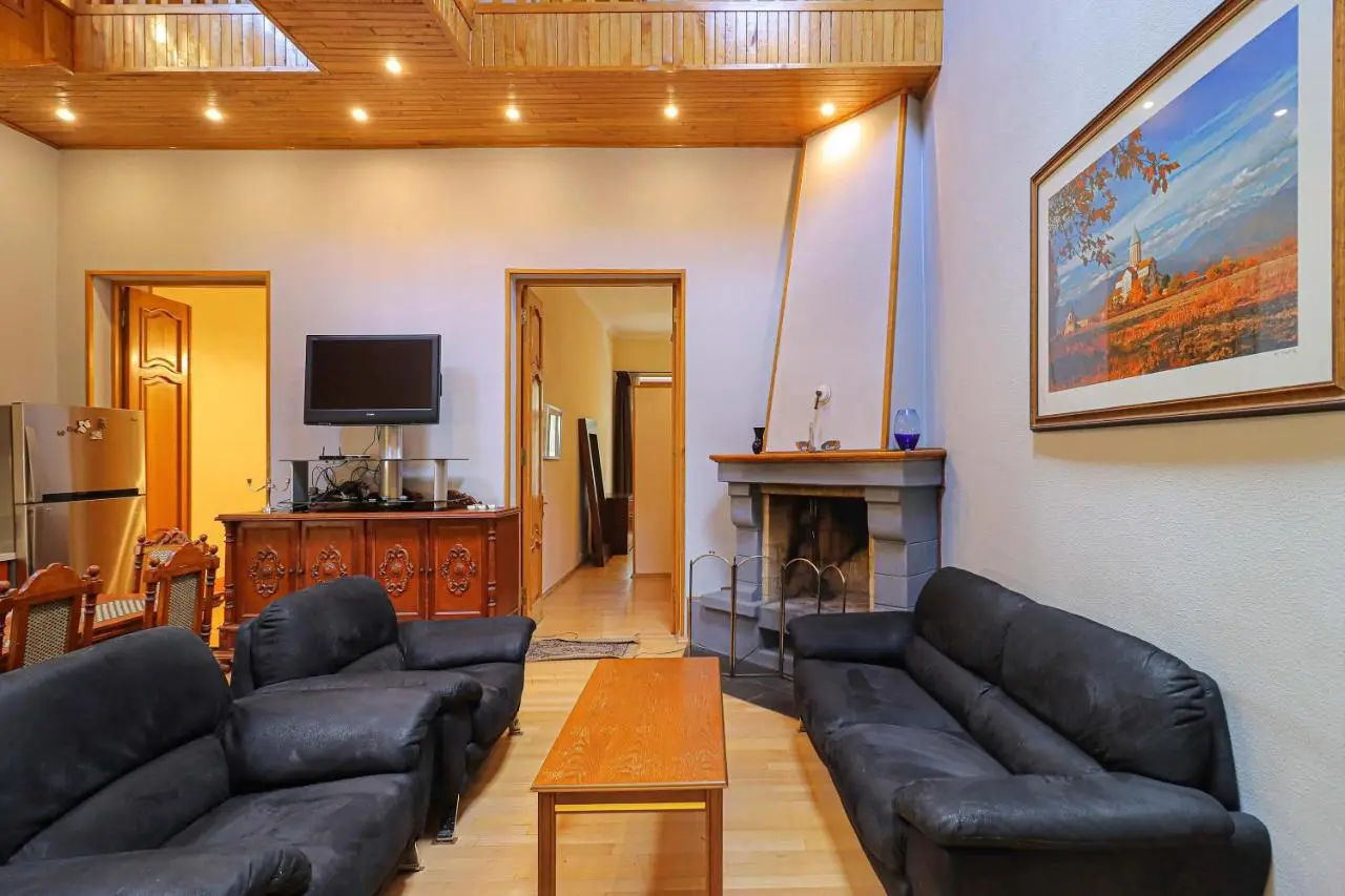 Central 4BR Apt for Groups & Families - By Wehost