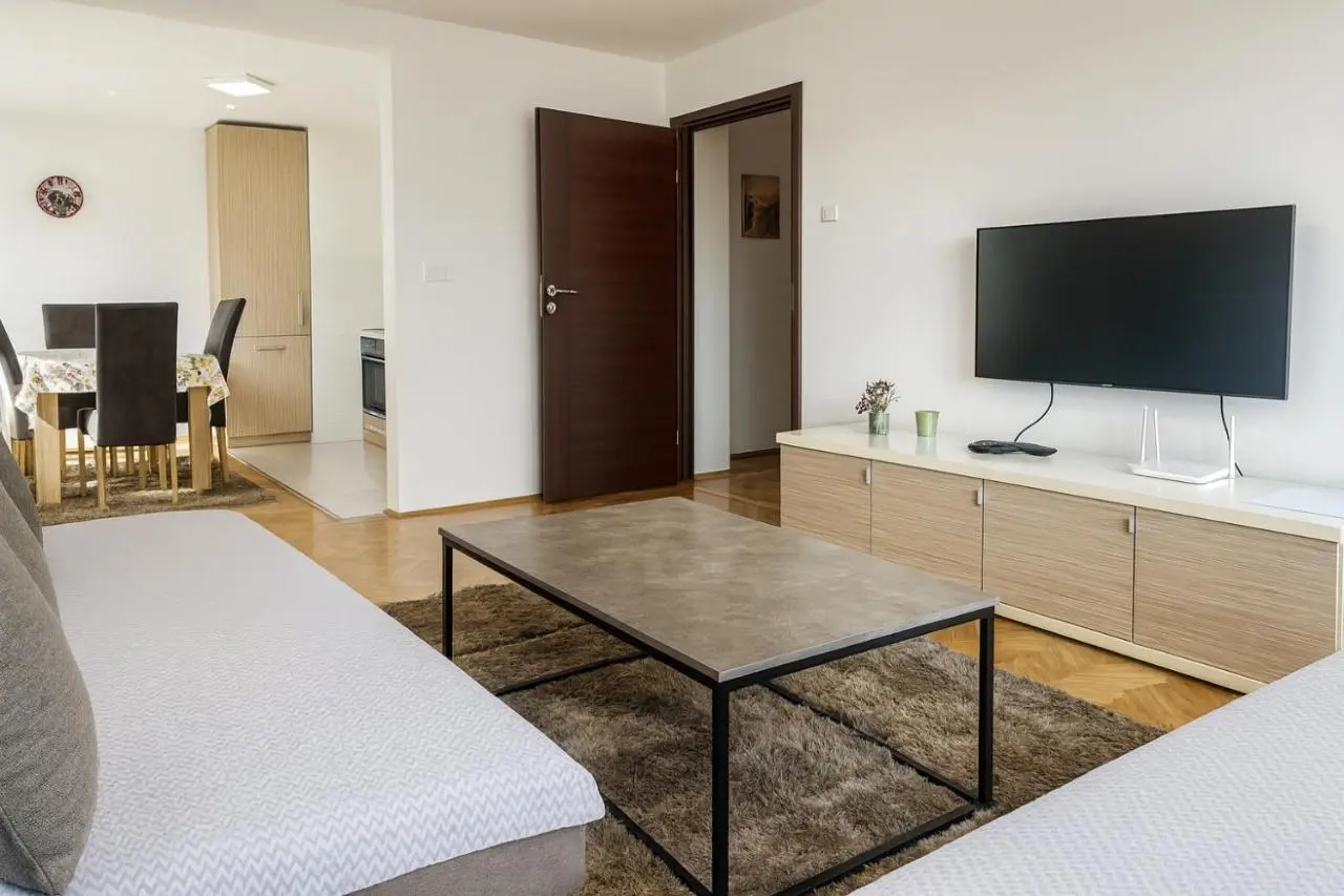 Green Riverside Apartment