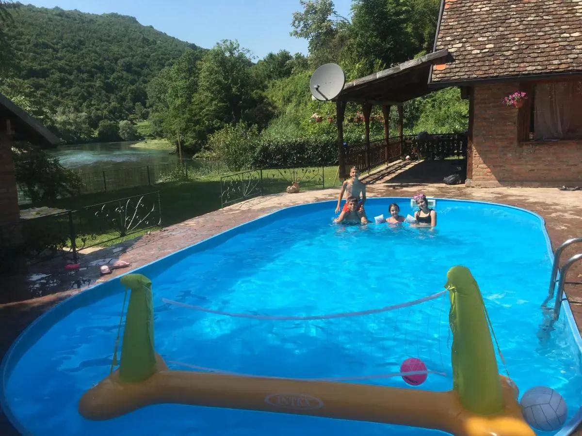 "River paradise" Vikendica sa bazenom, ladarom i kaminom na samoj obali Vrbasa Banja Luka