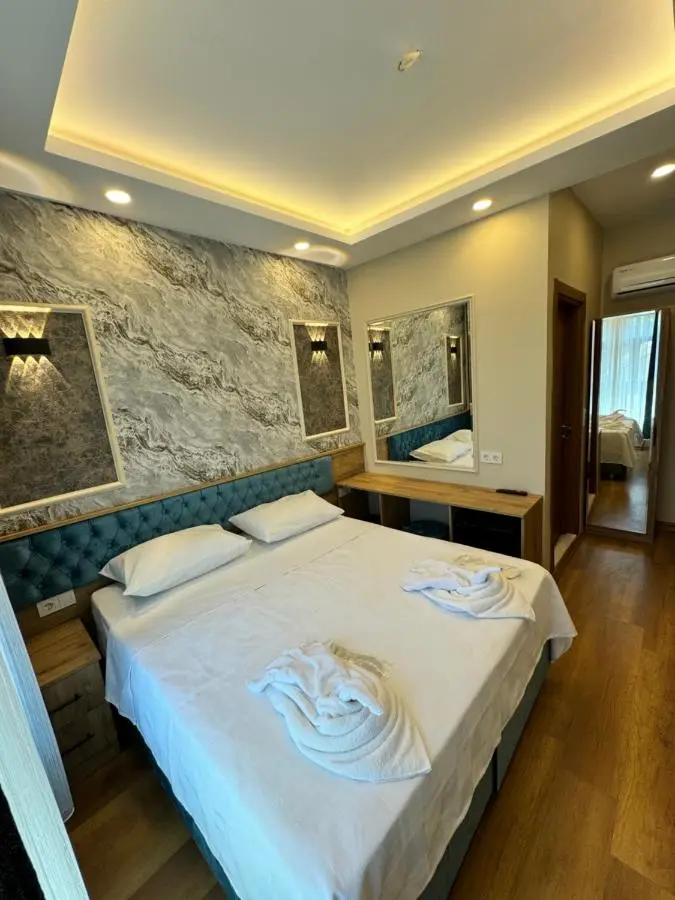 Riverside Hotel