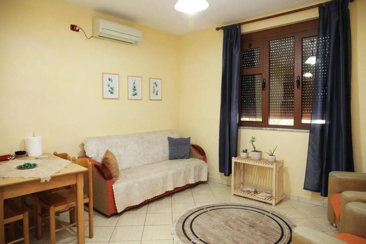 Cozy 2 Bedroom Apartment 10 Min walk to center