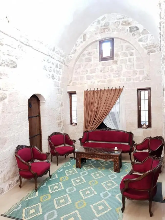 Mardin tarihi ulu Cami yanı, Kale divan konağı