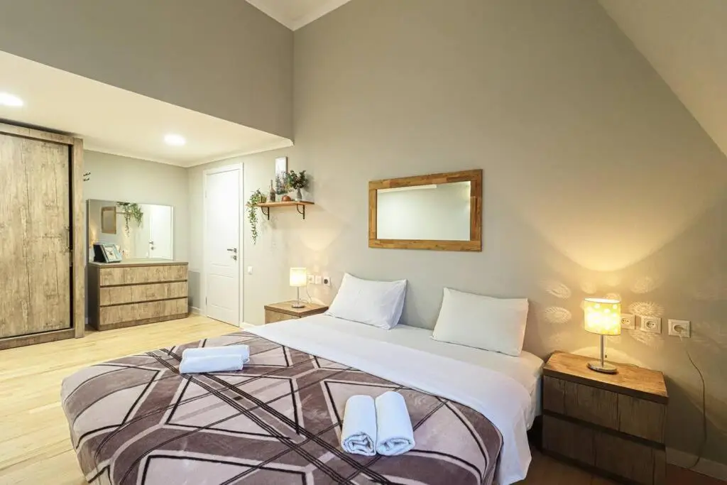 Cosy Central 2-BR Apartment-By Wehost