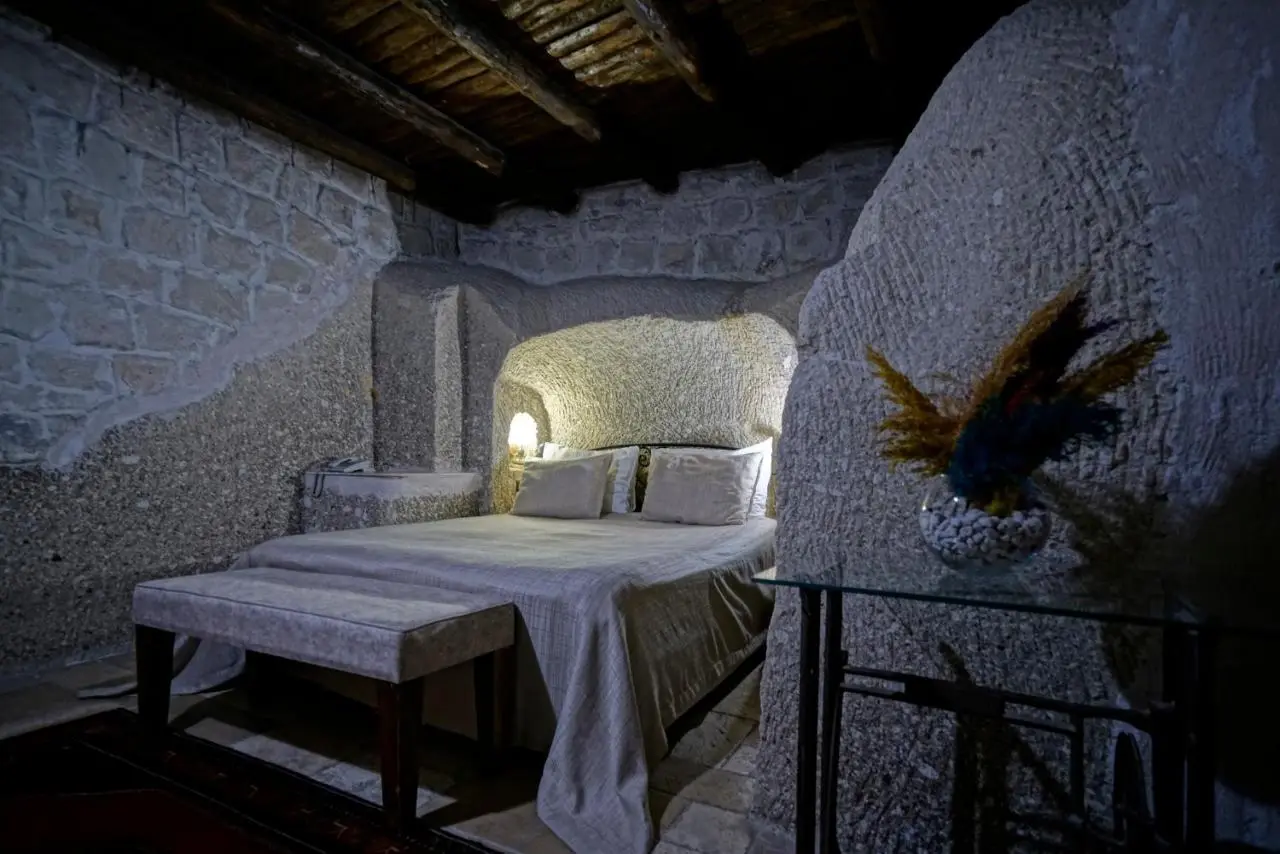 Holiday Cave Hotel