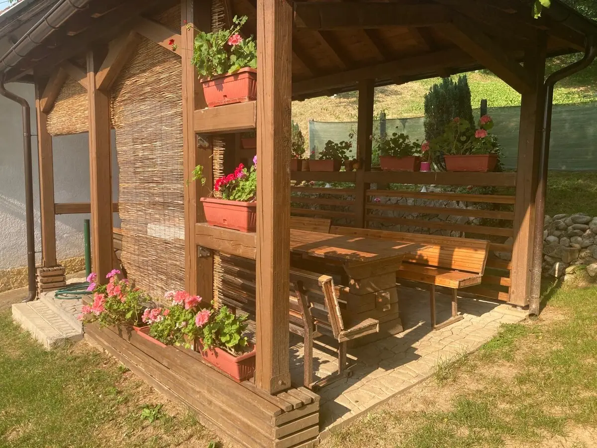 1-min to Bus /  House with Big Garden and BBQ