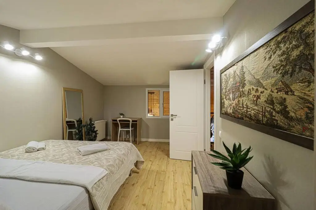 Cosy Central 2-BR Apartment-By Wehost