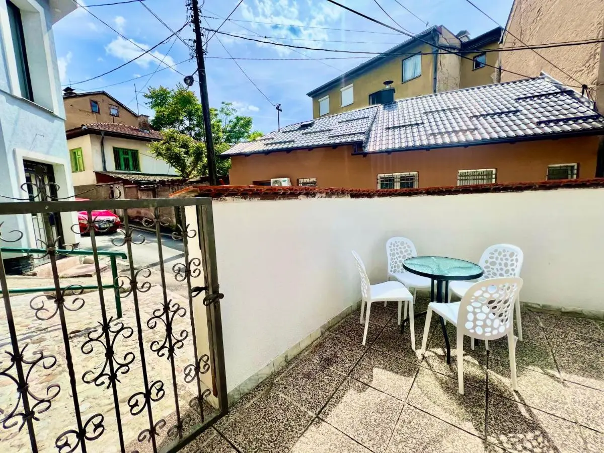 Modern Two-Bedroom Apartment with Garden & Parking
