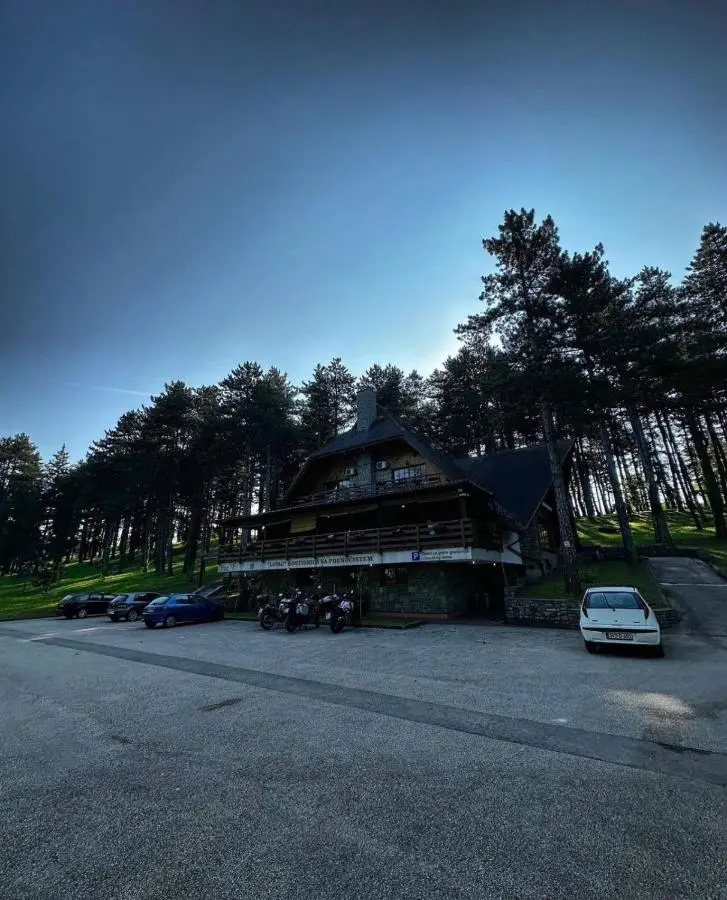 Prenoćište/Restoran Lovac