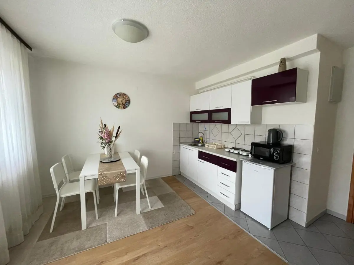 Sunny Garden Apartment