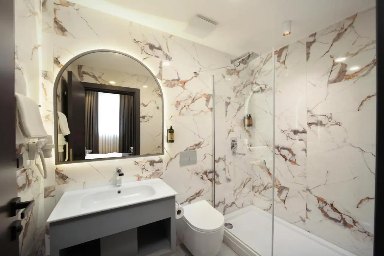 Second Suit Hotel