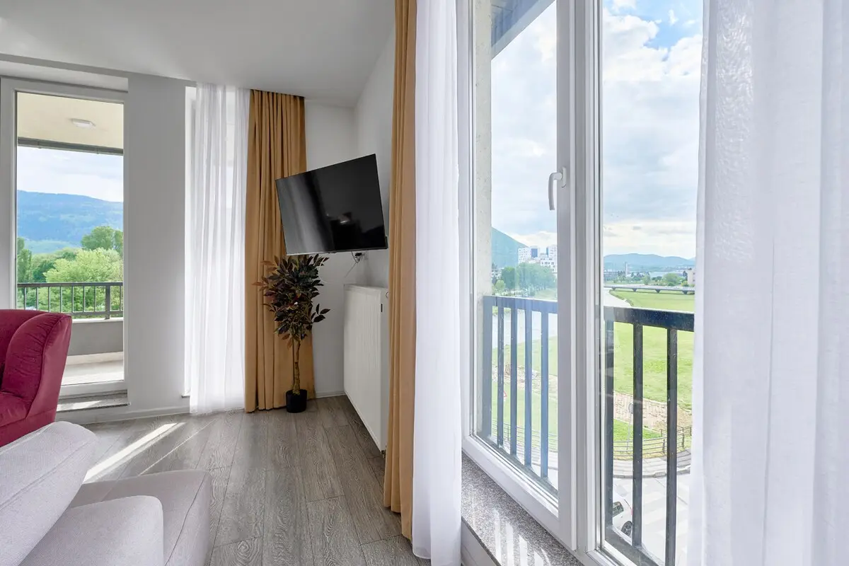Deluxe Two-Bedroom Riverview Apartment