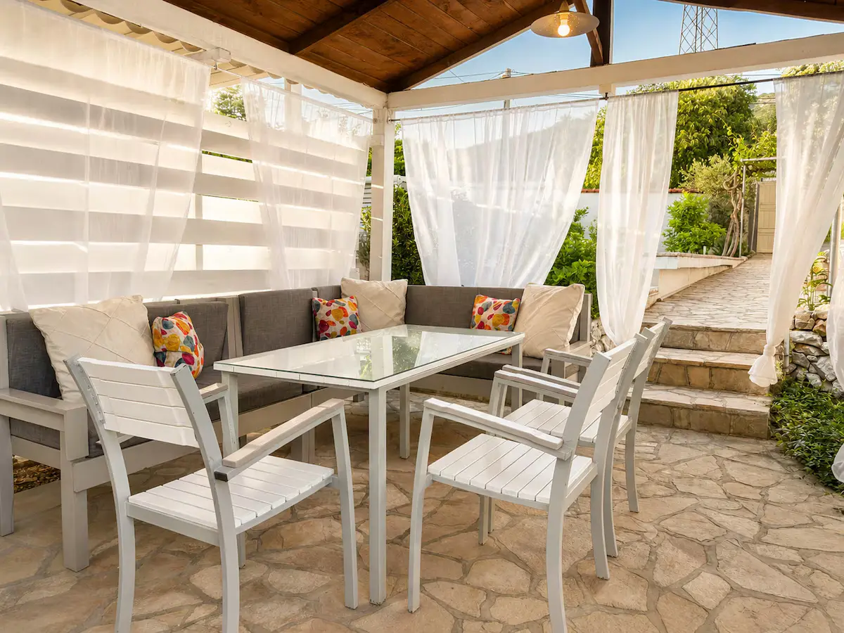 Sunshine Apartment – Pool, River & Garden Oasis