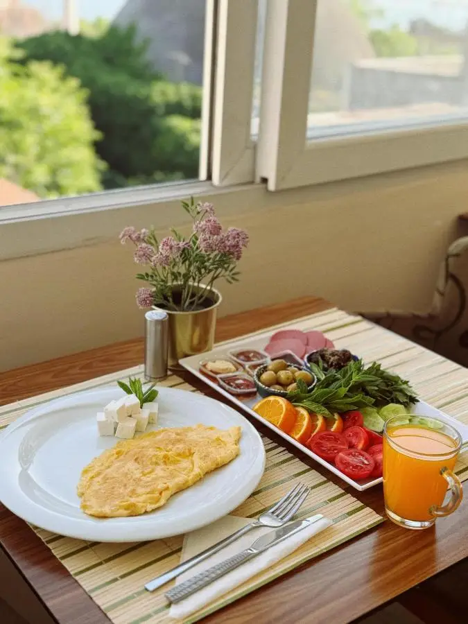BACHOS HOTEL SULTANAHMET enjoy breakfast on the sea view terrace