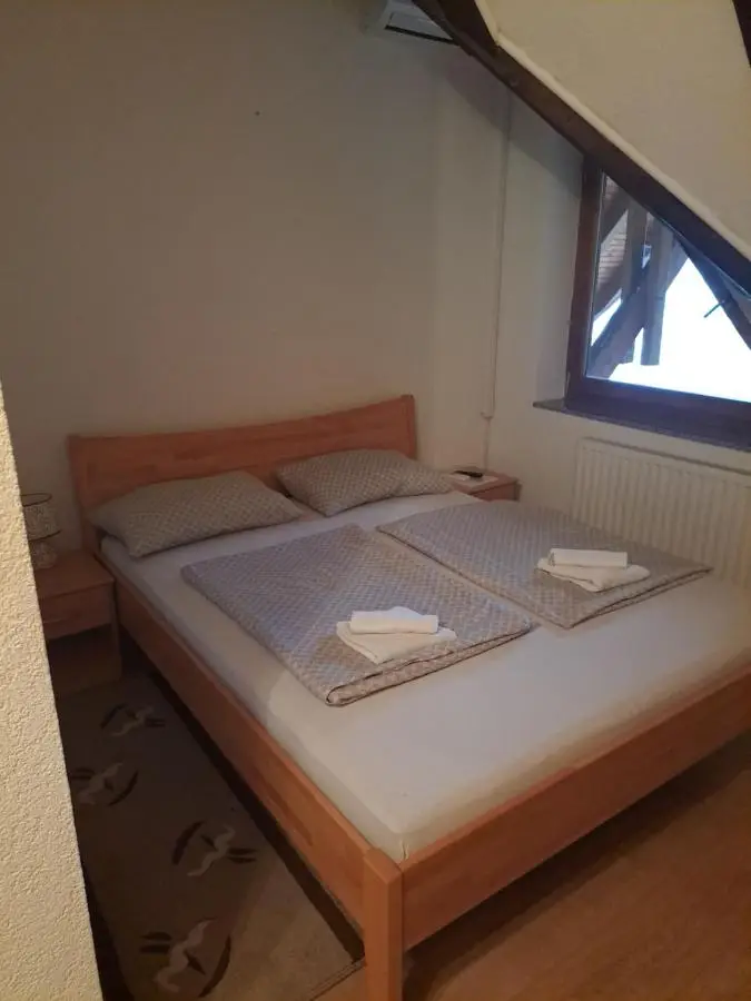 Prenoćište/Restoran Lovac