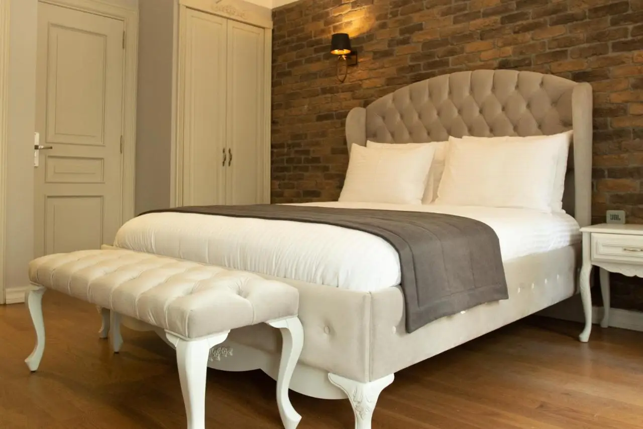Louis Rooms