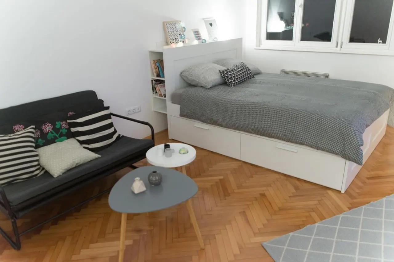 Sunny & Quiet Studio - Central Location