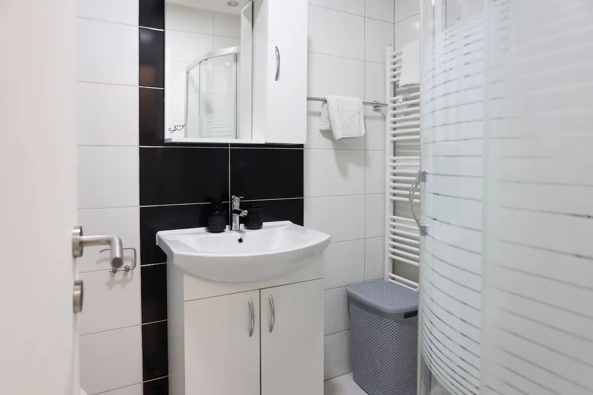 Top Floor Modern Penthouse | Free Parking