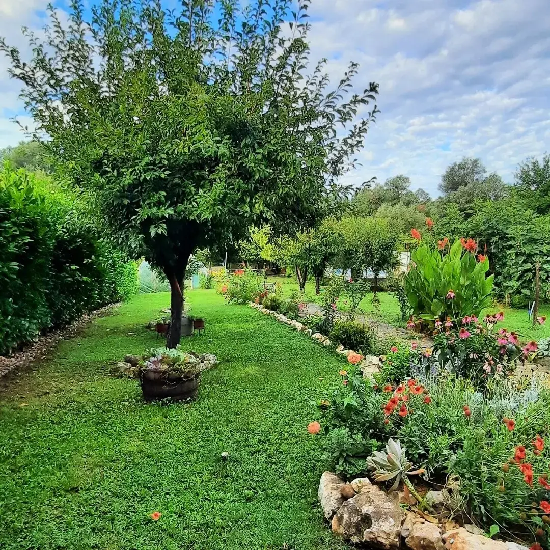 Sunshine Apartment – Pool, River & Garden Oasis