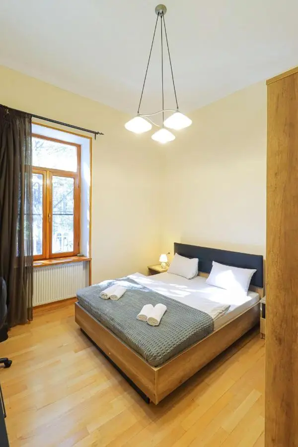 Central 4BR Apt for Groups & Families - By Wehost