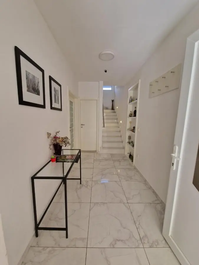 Villa Tamara with garden and river view - free private parking Bicycle & Motorcycle Garage