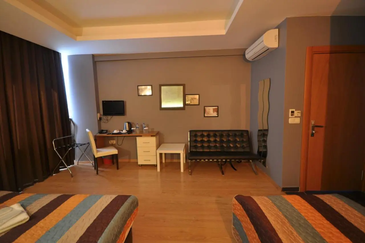 Retropera Hotel