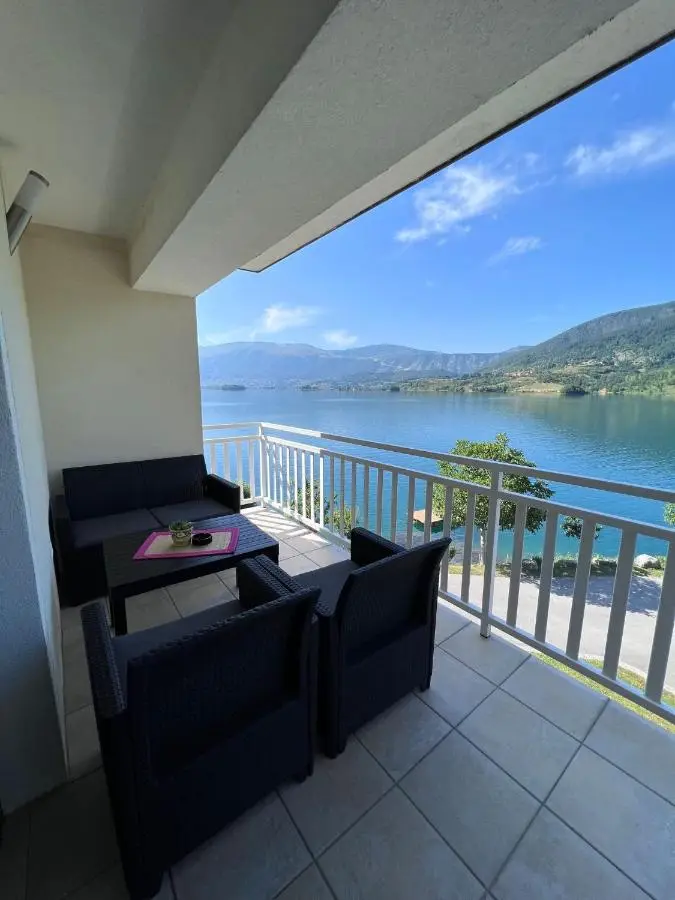 Oaza mira - Apartment with Lake View & Private Pool