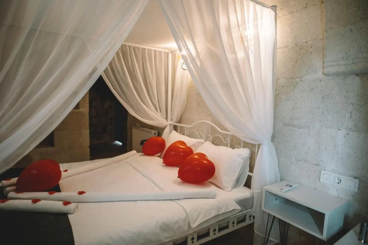 DAPHNE CAVE HOTEL