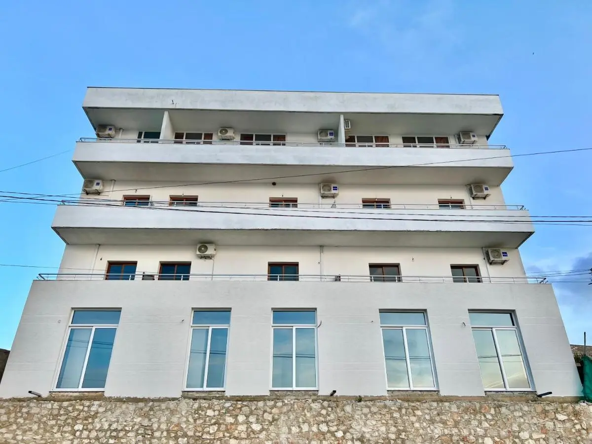 Redi's Seaview Apartments