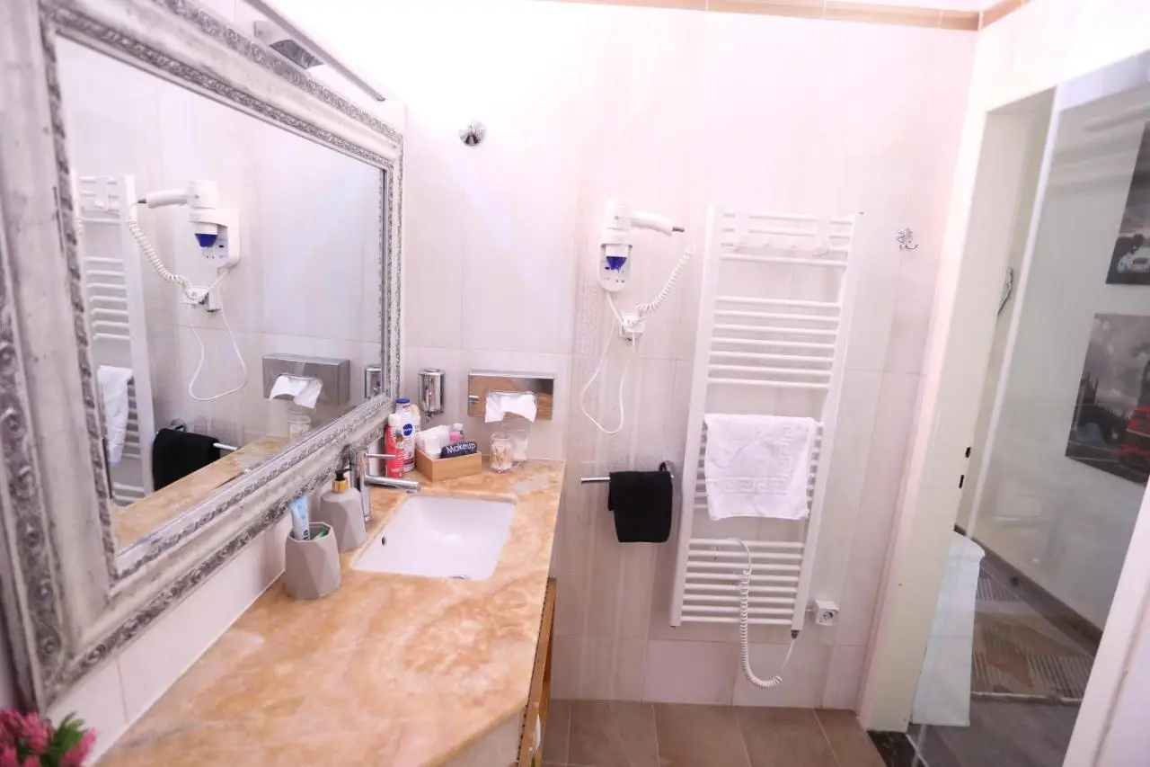 Main Street Retreat Apartment with Free Parking