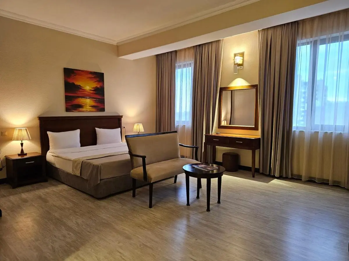 Crown Suites Hotel