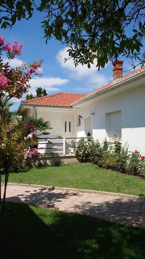 Apartments Tulipan - with free private parking garage